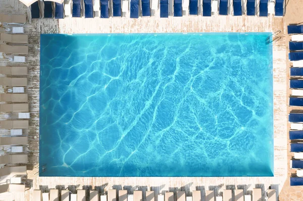 Sun Lounge Chairs Swimming Pool Top View — Stock Photo, Image