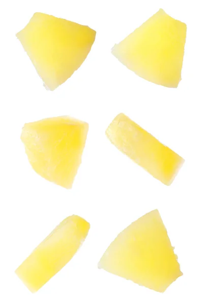 Konserven Ananasstücke Fliegen Auf Weißem Hintergrund — Stockfoto