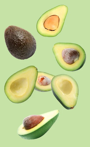 Verse Rijpe Avocado Vallen Licht Groene Achtergrond — Stockfoto