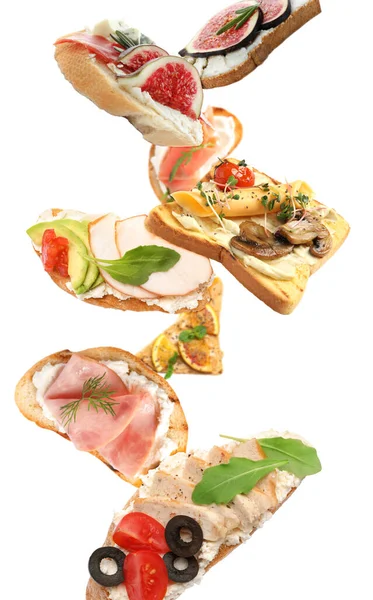 Verschillende Smakelijke Bruschettas Vallen Witte Achtergrond — Stockfoto