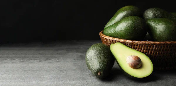 Rijp Avocados Grijze Tafel Tegen Donkere Achtergrond Ruimte Voor Tekst — Stockfoto