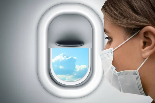 Reser Med Flygplan Coronaviruspandemin Kvinna Med Ansiktsmask Nära Öppningen — Stockfoto