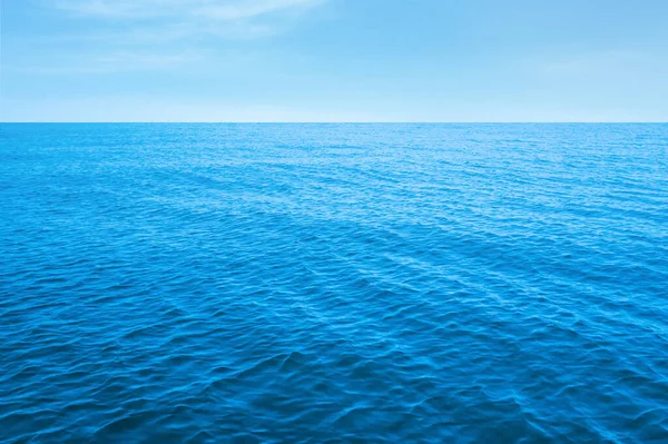 雲と青い空の下で美しい波打つ海 — ストック写真