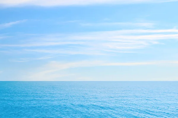 Hermoso Mar Ondulado Bajo Cielo Azul Con Nubes — Foto de Stock