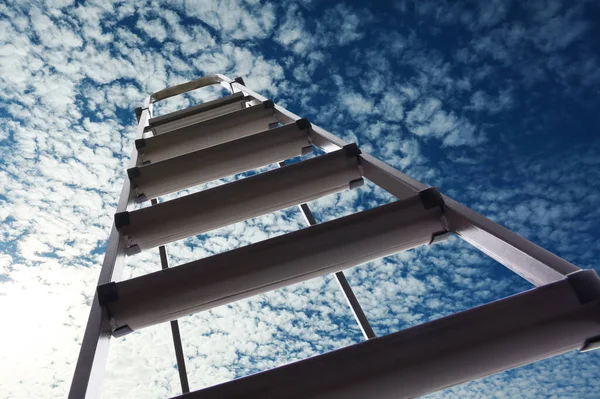 Escada Metal Contra Céu Azul Com Nuvens Visão Baixo Ângulo — Fotografia de Stock