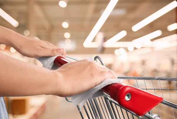 Femme Tenant Une Poignée Chariot Achat Avec Papier Soie Supermarché — Photo