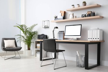 Ofisin içindeki modern bilgisayar. Şık bir iş yeri