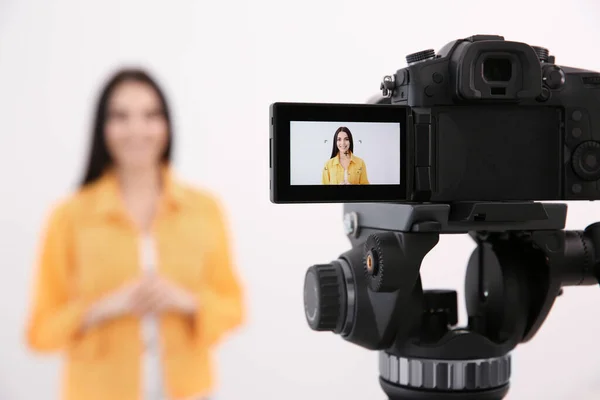 Fiatal Blogger Felvétel Videó Fehér Háttér Összpontosítani Kamera Képernyő — Stock Fotó