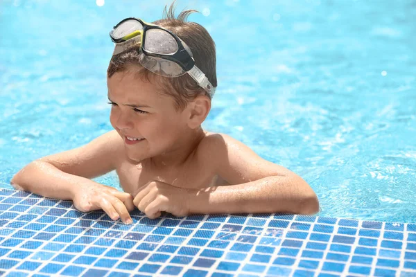 Niño Pequeño Con Máscara Buceo Piscina Vacaciones Verano — Foto de Stock