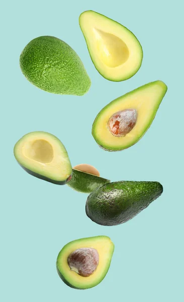 Verse Rijpe Avocado Vallen Lichtblauwe Achtergrond — Stockfoto