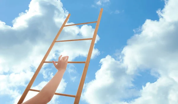 Mujer Subiendo Escalera Madera Contra Cielo Azul Con Nubes Primer —  Fotos de Stock