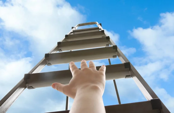 Mulher Subindo Escada Contra Céu Azul Com Nuvens Close — Fotografia de Stock