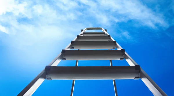 Escada Metal Contra Céu Azul Com Nuvens Visão Baixo Ângulo — Fotografia de Stock