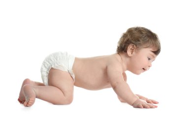 Beyaz arka planda bebek bezi takmış şirin bir bebek.