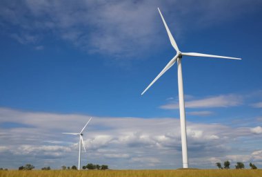 Rüzgar türbinleriyle çok güzel bir alan manzarası. Alternatif enerji kaynağı