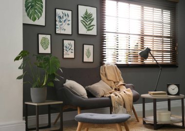 Güzel sanat eserleri ve şık bir odada rahat bir kanepe. İç tasarım