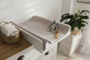Çekmeceler. Bebek odasında pedi ve tepsisi var. Bebek odası iç tasarımı