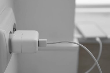 Modern akıllı telefon elektrik prizinden şarj ediliyor, yakın plan.