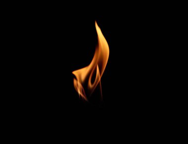 Siyah arka planda güzel parlak ateş alevleri
