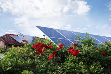 Çatıda güneş panelleri olan bir ev. Alternatif enerji kaynağı