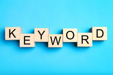 KEYWORD sözcüğüyle ahşap küpleri açık mavi arka planda, düz yatıyordu