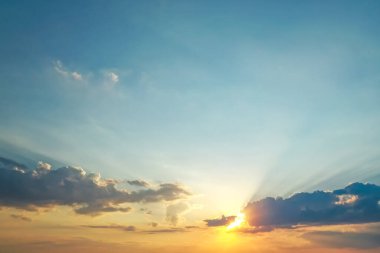 Güneşin doğuşuyla gökyüzünün güzel manzarası