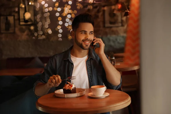 Jonge Blogger Aan Tafel Aan Het Telefoneren Café — Stockfoto