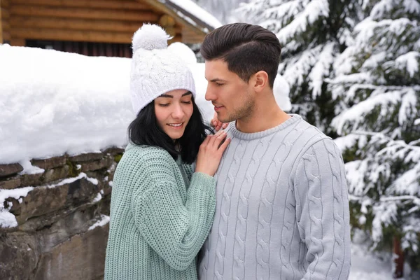 Casal Feliz Suéteres Quentes Livre Dia Inverno — Fotografia de Stock