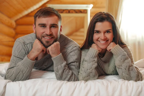 Jeune Couple Portant Des Pulls Chauds Sur Lit Maison — Photo