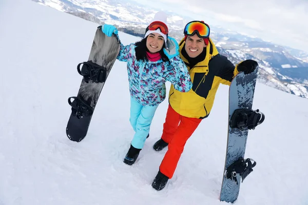 Krásný Pár Snowboardy Kopci Zimní Dovolená — Stock fotografie
