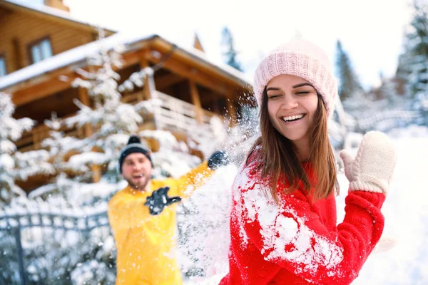 Счастливая Пара Играет Снежки Улице Зимние Каникулы — стоковое фото