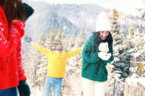 Счастливые Друзья Играют Снежки Улице Зимние Каникулы — стоковое фото