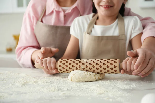 Moeder Dochter Koken Samen Keuken Close — Stockfoto