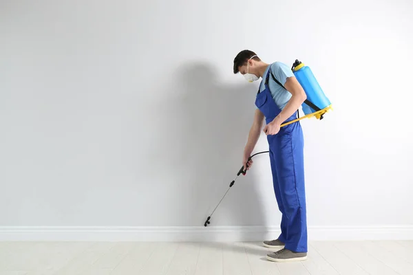 Trabajador Control Plagas Rociando Pesticidas Habitación Espacio Para Texto —  Fotos de Stock