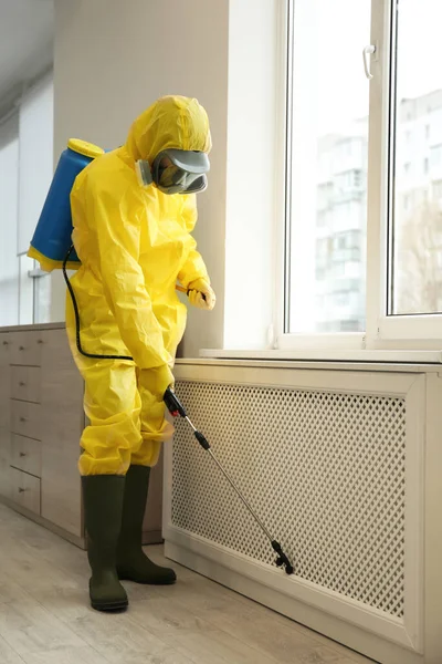 Trabalhador Controle Pragas Terno Proteção Pulverizando Pesticida Perto Janela Dentro — Fotografia de Stock