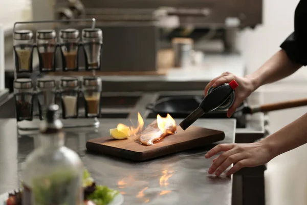 Chef Fêmea Cozinhar Filé Frango Com Queimador Gás Manual Cozinha — Fotografia de Stock