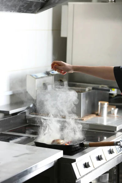 Refeição Cozinhar Chef Fêmea Fogão Cozinha Restaurante Close — Fotografia de Stock