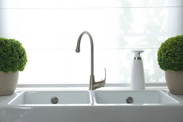 Modern Double Bowl Sink Window Kitchen — Stock Photo, Image