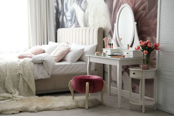 Stilvolles Schlafzimmer Interieur Mit Elegantem Schminktisch Und Floraler Tapete — Stockfoto
