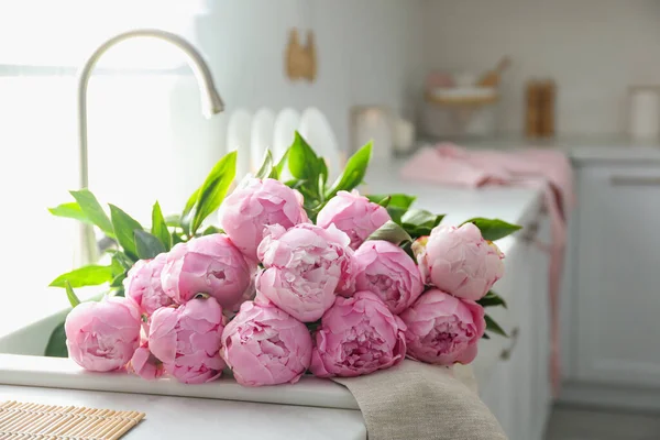 Ramo Hermosas Peonías Rosadas Fregadero Cocina —  Fotos de Stock