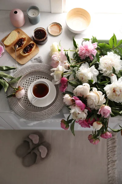 Hermosas Peonías Desayuno Mostrador Cocina Vista Superior — Foto de Stock