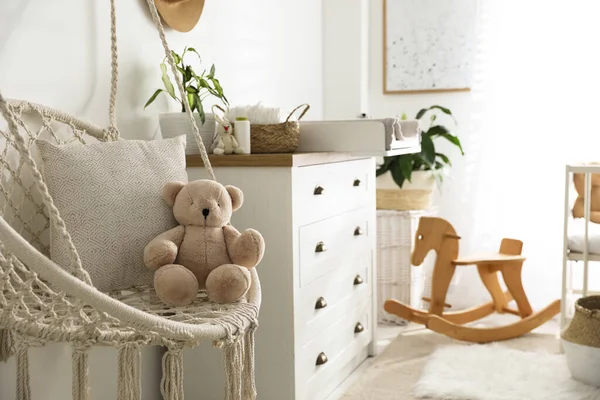 Stijlvolle Schommel Commode Babykamer Interieur Ontwerp — Stockfoto