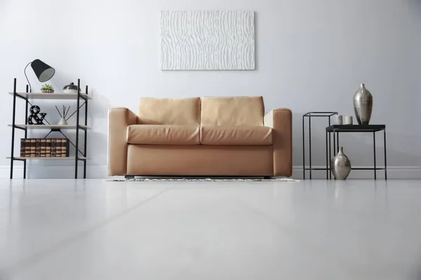 Modernt Vardagsrum Interiör Med Snygg Lädersoffa — Stockfoto