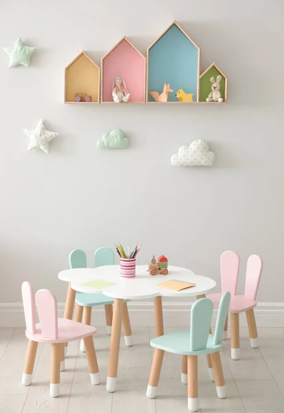 모양이고 아이들의 방에는 의자가 테이블이 있습니다 — 스톡 사진