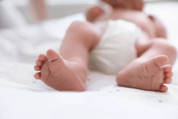 Neonato Sdraiato Sul Letto Primo Piano Delle Gambe — Foto Stock