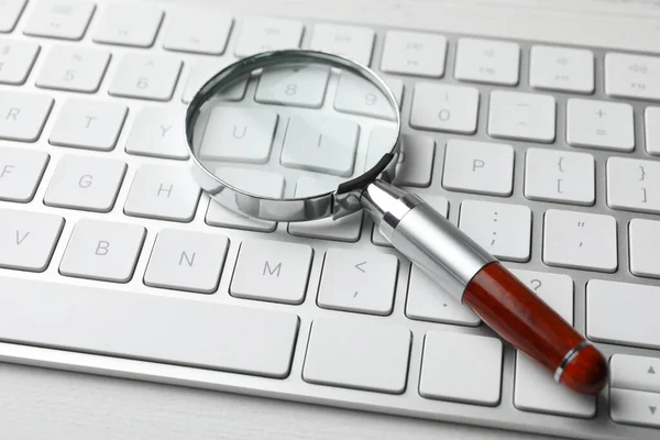 Magnifier Glass Keyboard White Table Closeup Find Keywords Concept — Stock Photo, Image