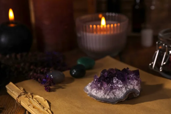 含治疗性紫水晶宝石的成份摆在桌上 — 图库照片