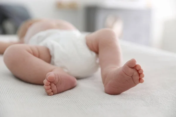Schattig Klein Baby Luier Liggend Bed Kamer Close — Stockfoto