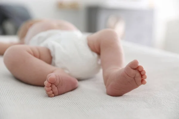 Carino Bambino Pannolino Sdraiato Sul Letto Camera Primo Piano — Foto Stock