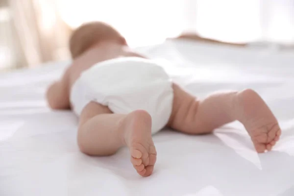 Schattige Kleine Baby Luier Bed Thuis Close — Stockfoto